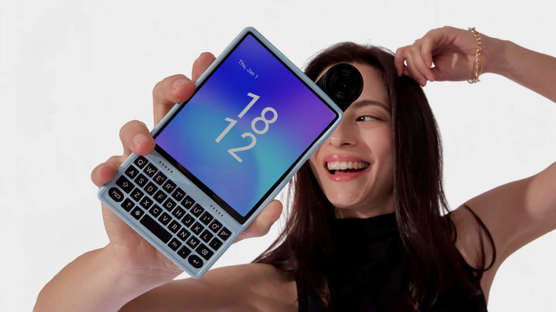 Woman holding the Ikko Mind One Pro with the snap-in case