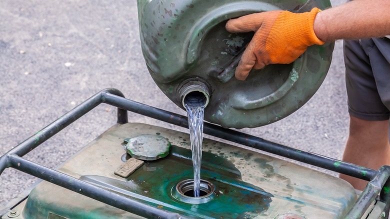 Refueling generator with a fuel can