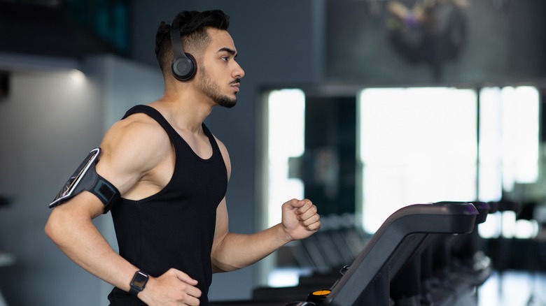 A man using Bluetooth headphones at the gym 