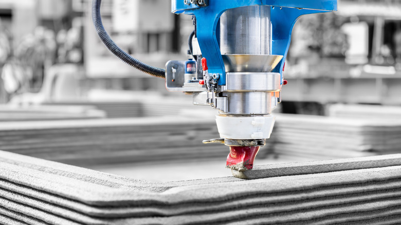 Industrial 3D printer printing concrete