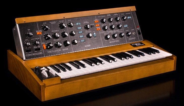 Minimoog_Model_D_angle