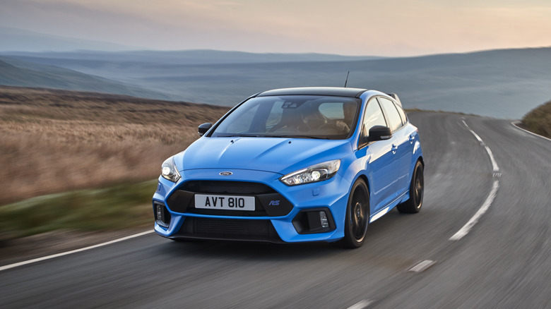 Ford Focus RS Mk3 front 3/4 view dynamic image