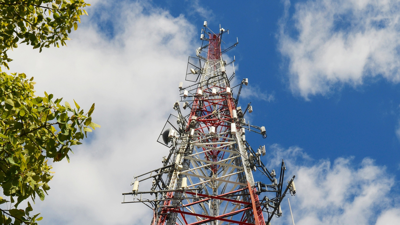 Most Phone Service Providers Don’t Actually Own Any Cell Towers – Here’s Who Does