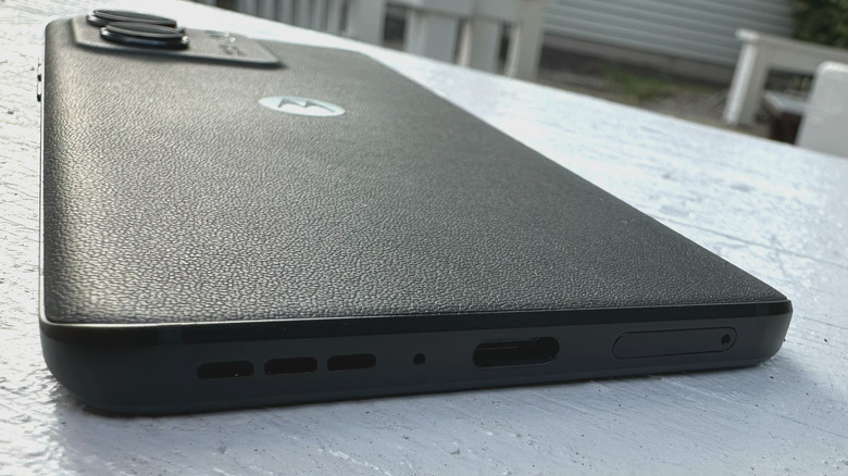 Motorola Edge 2023 bottom of device