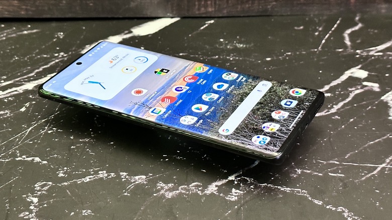 Moto Edge+ em superfície enfeitada