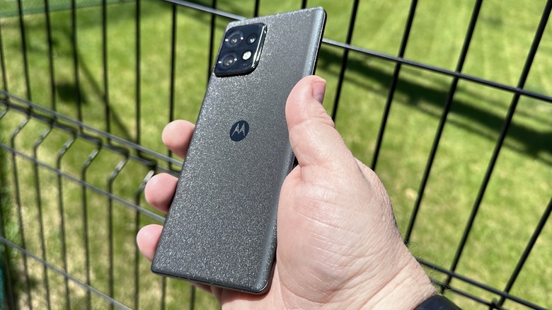 Moto Edge+ na mão