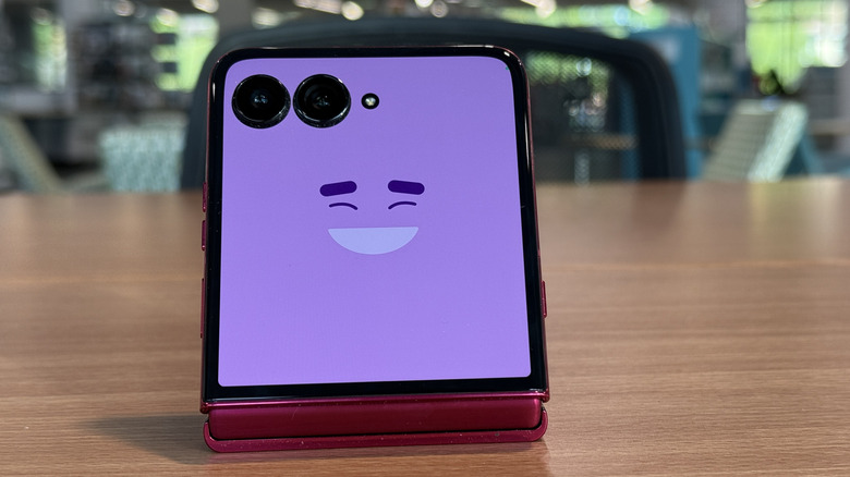 A smiling cartoon on the Moto Razr Ultra's cover screen