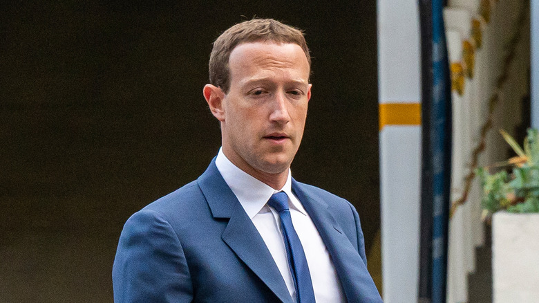 Zuckerberg vestindo terno caminhando