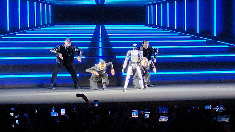 Honor robot with human dancers on stage