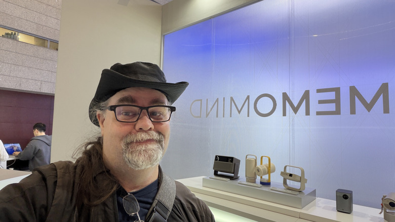Man wearing MemoMind One glasses