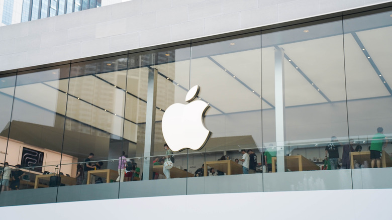 The front window of an Apple Store.