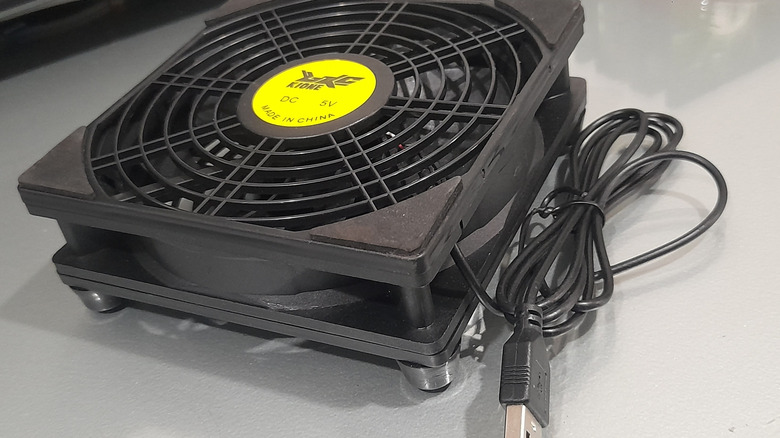 DC 5V cooling fan with USB cable.