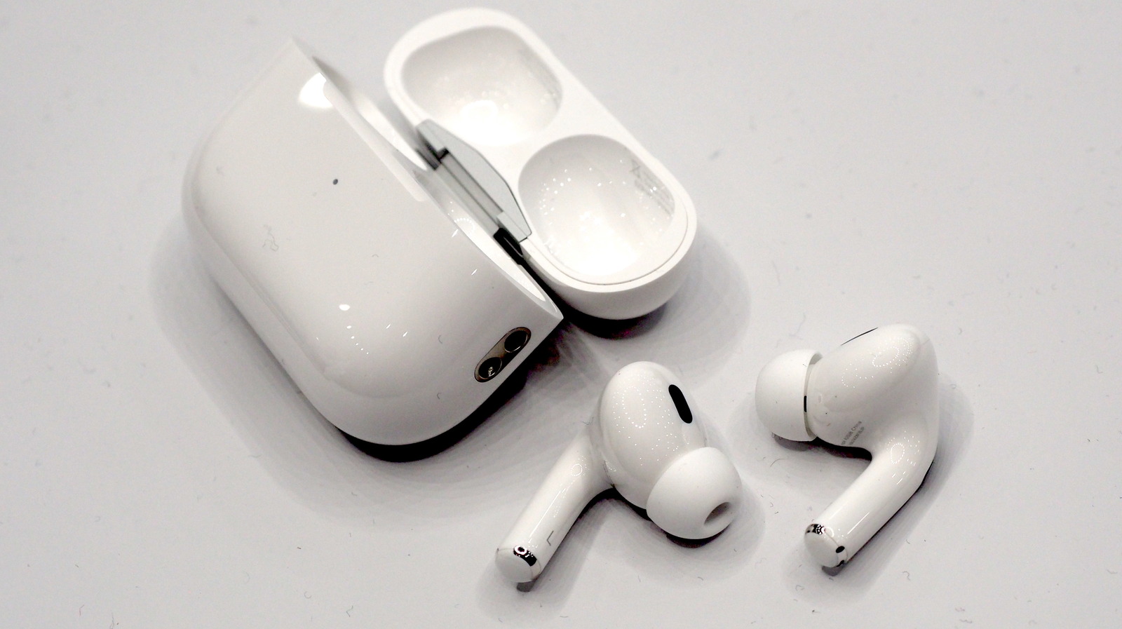 new-airpods-pro-hands-on-2022-s-update-focuses-on-where-it-matters