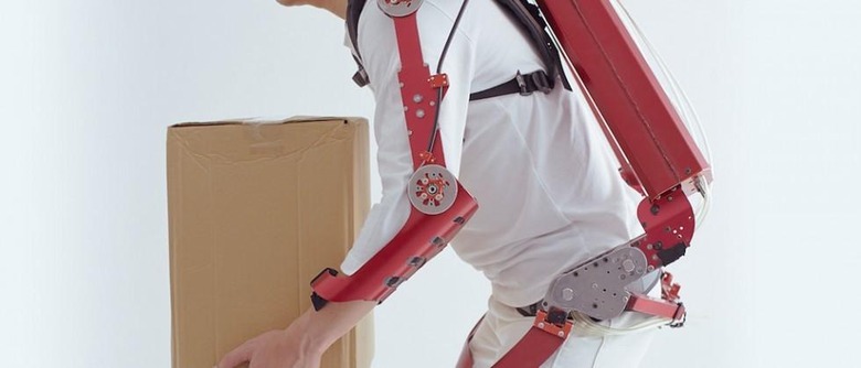 New Japanese muscle suit capable of lifting 30kg, weighs only 5.5kg