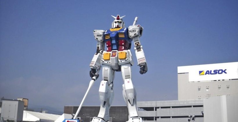 gundam_statue_in_shizuoka_by_mushroomraccoon-d3avitm