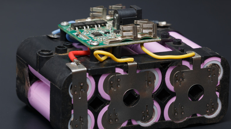 Lithium-ion battery pack with BMS electronics