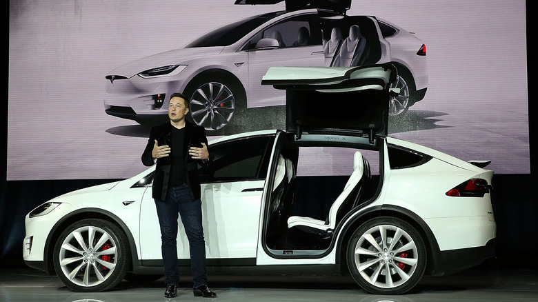 Elon Musk e um carro da Tesla 