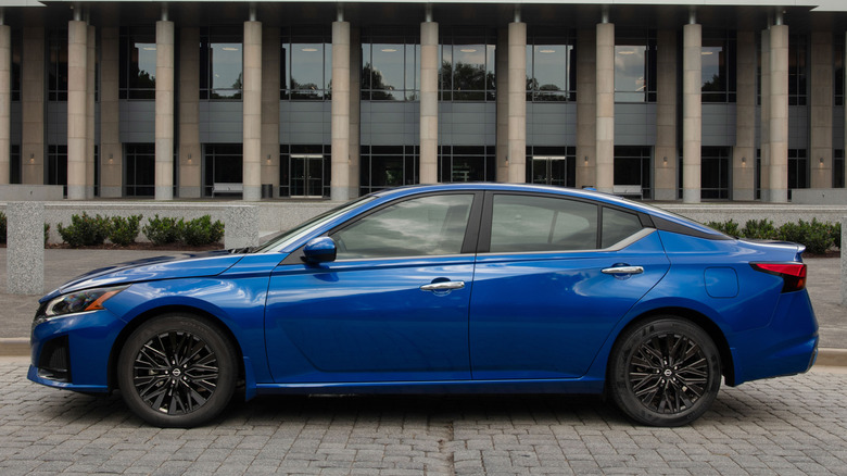 side view profile of the 2025 Nissan Altima