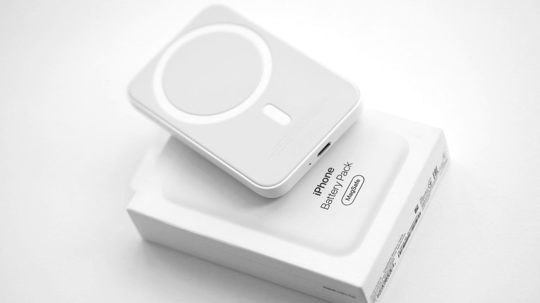 iPhone MagSafe battery pack