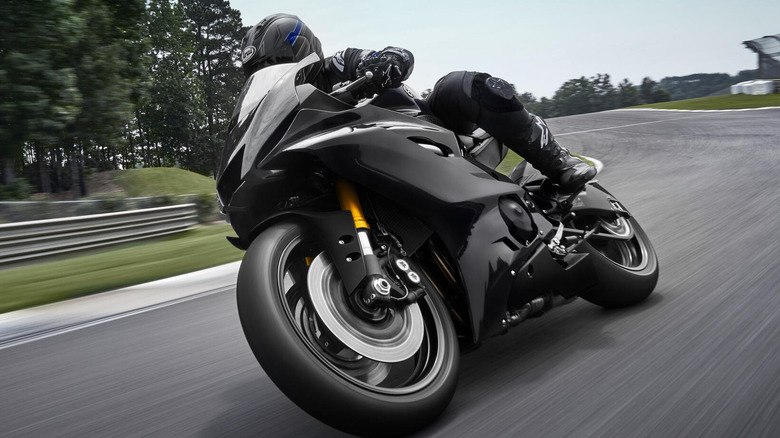 front view of a 2024 Yamaha YZF-R6 riding in a closed circuit
