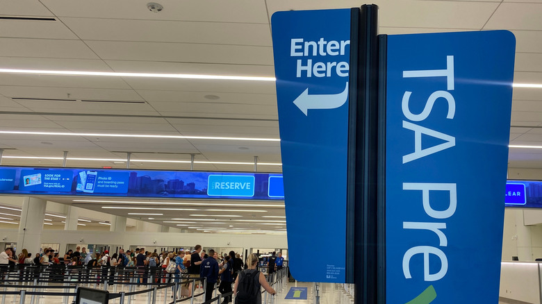 Знаки лінії TSA PreCheck в аеропорту