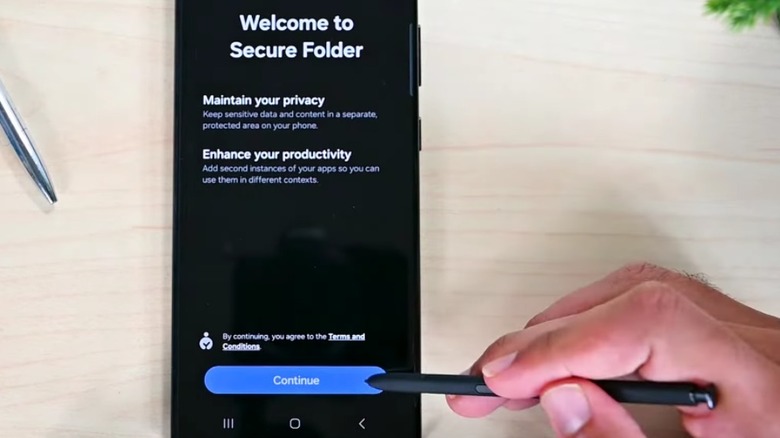 A stylus tapping an option on Samsung's Secure Folder.