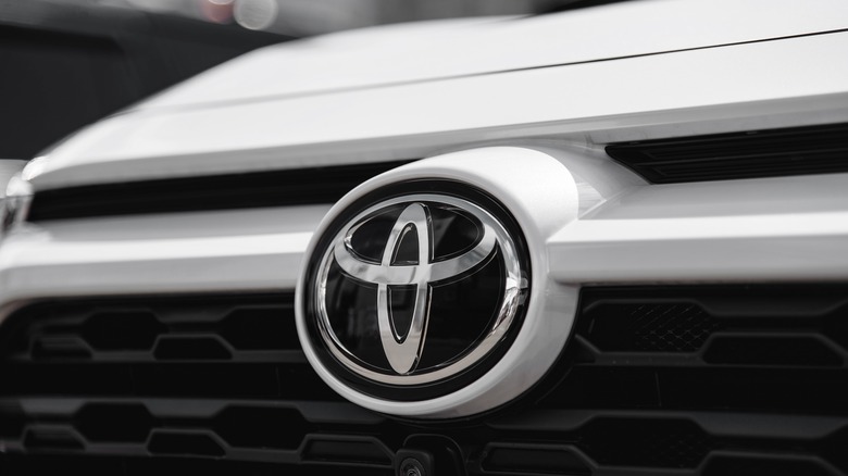 Toyota land cruiser logo