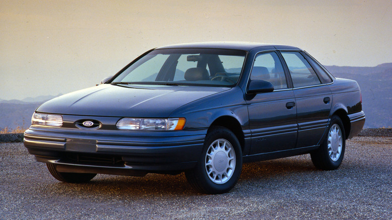 Front 3/4 view of Ford Taurus in mountains