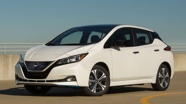 Front 3/4 view of 2021 Nissan Leaf