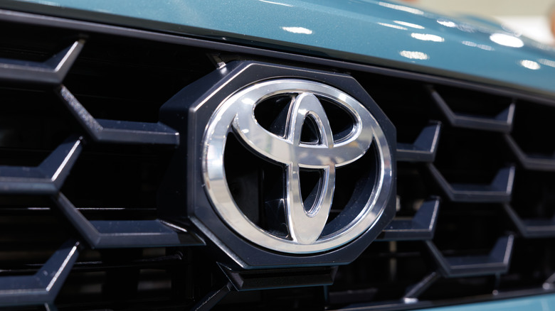 Close up of a Toyota logo in a vehicle's front grill