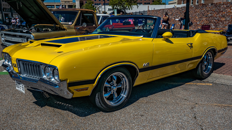 Front 3/4 view of yellow 1970 Oldsmobile 442