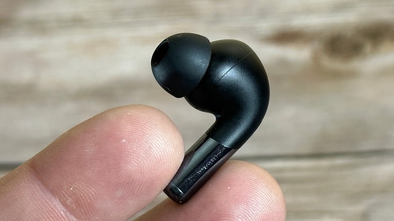 Man holding an earbud