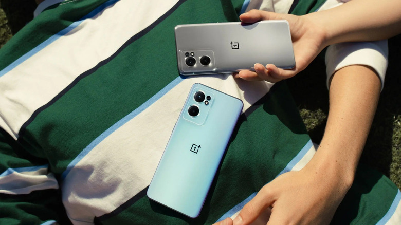 The OnePlus Nord CE 2 in both color options.