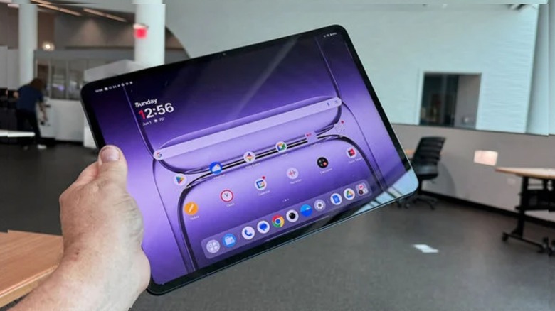 Man holding a OnePlus Pad 3