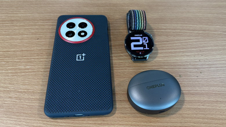 OnePlus 13, OnePlus Watch 3 and OnePlus Buds 4 on a table