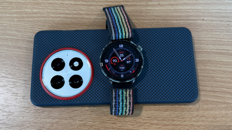 OnePlus Watch 3 on th eOnePlus 13