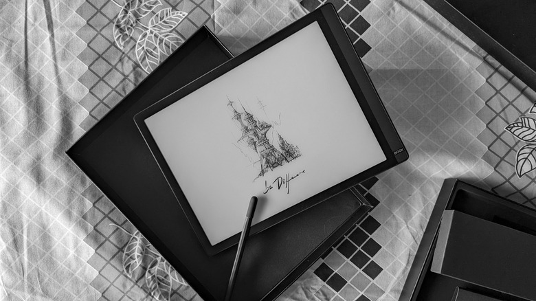 Onyx Boox Tab X in the box with Pen2 stylus