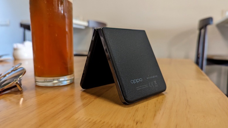 Oppo Find N2 Flip folded