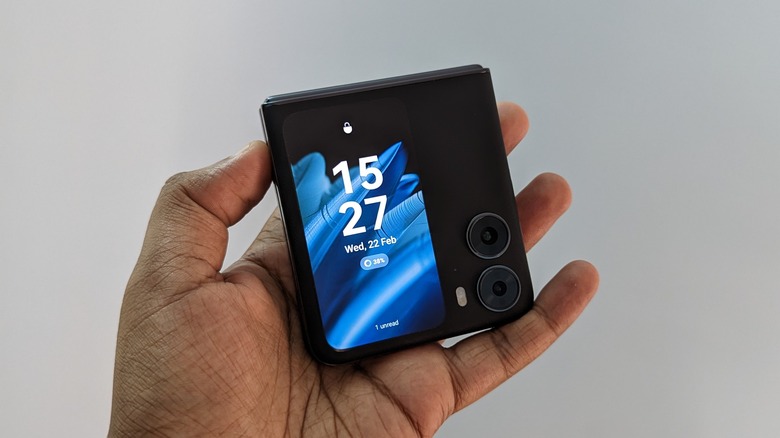 Oppo Find N2 Flip in hand