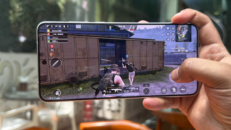 Playing games on Oppo Find X8 Ultra.