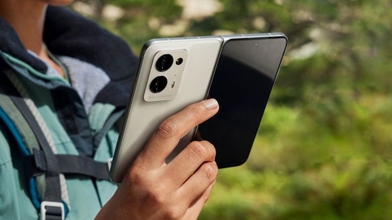 Person using the OPPO Find N2