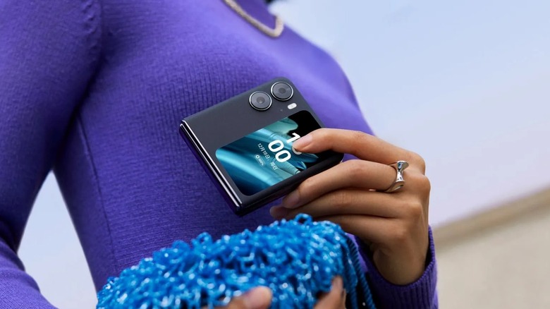 holding OPPO Find N2 Flip
