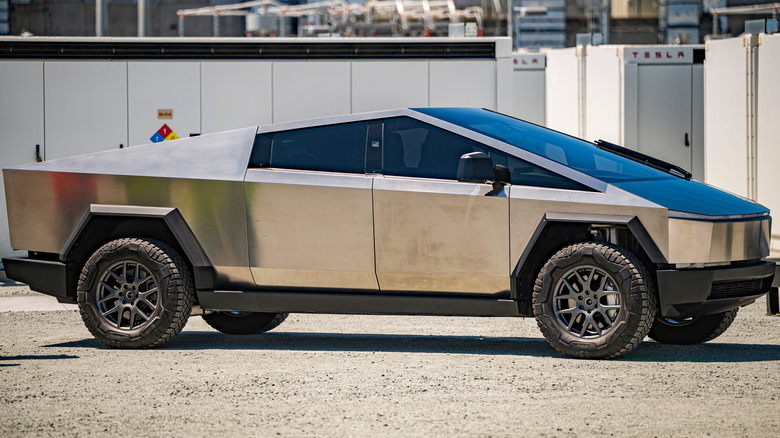 Side view Tesla Cybertruck