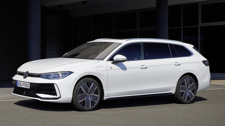 white 2024 Volkswagen Passat side