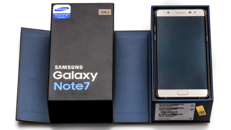 Samsung Galaxy Note 7 with its packaging