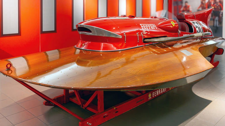 Front 3/4 view of Ferrari Arno XI hydroplane