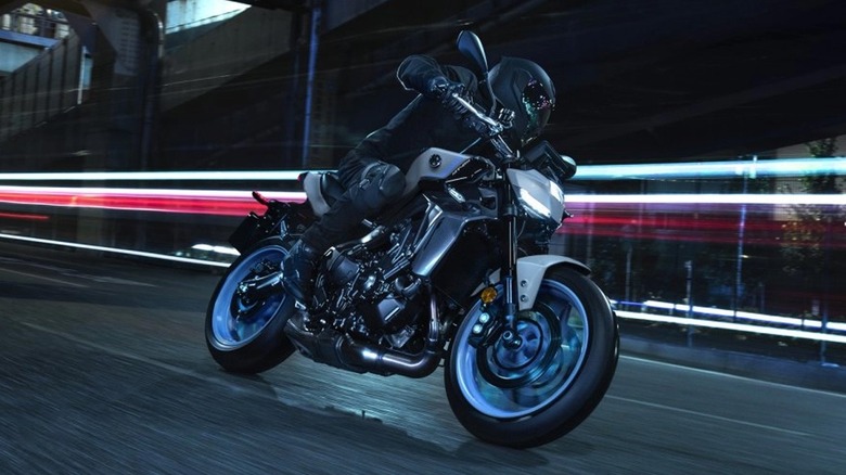 A Yamaha MT-09 ridden in a city at night.