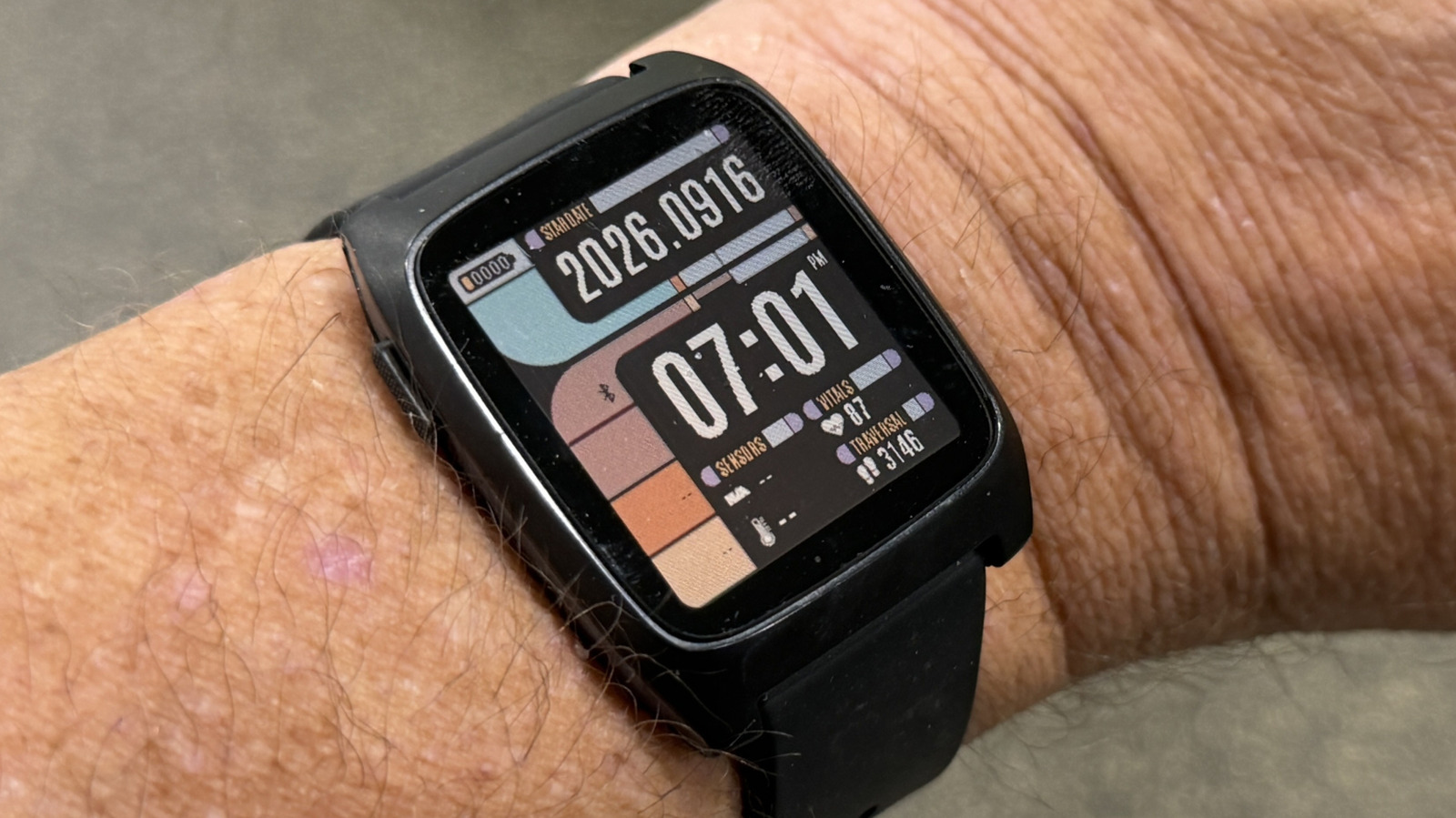Pebble Time 2 review: color e-paper, buttons and weeks of battery for $225