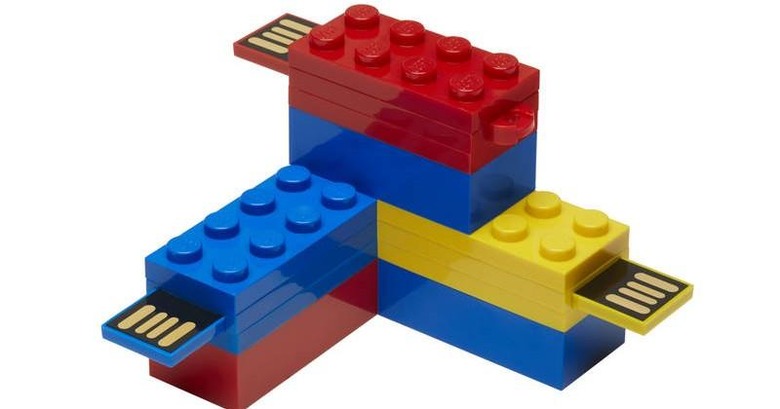 MOD-269342_LEGO-USB-Flash-Drive-group-use