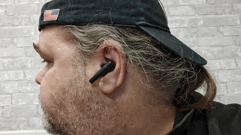 Homem usando os fones de ouvido